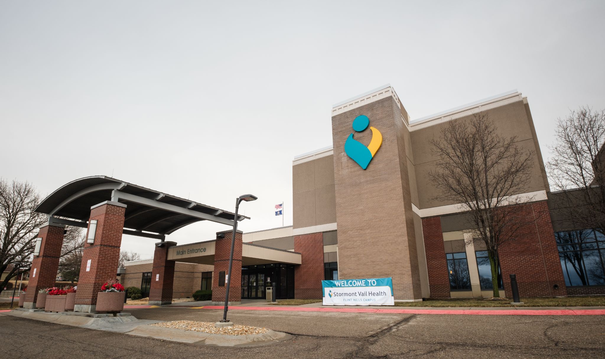 点击斯托蒙特韦尔健康中心在Geary社区医院的投资:枢纽市的重要生命线, 堪萨斯社区幻灯片照片开放