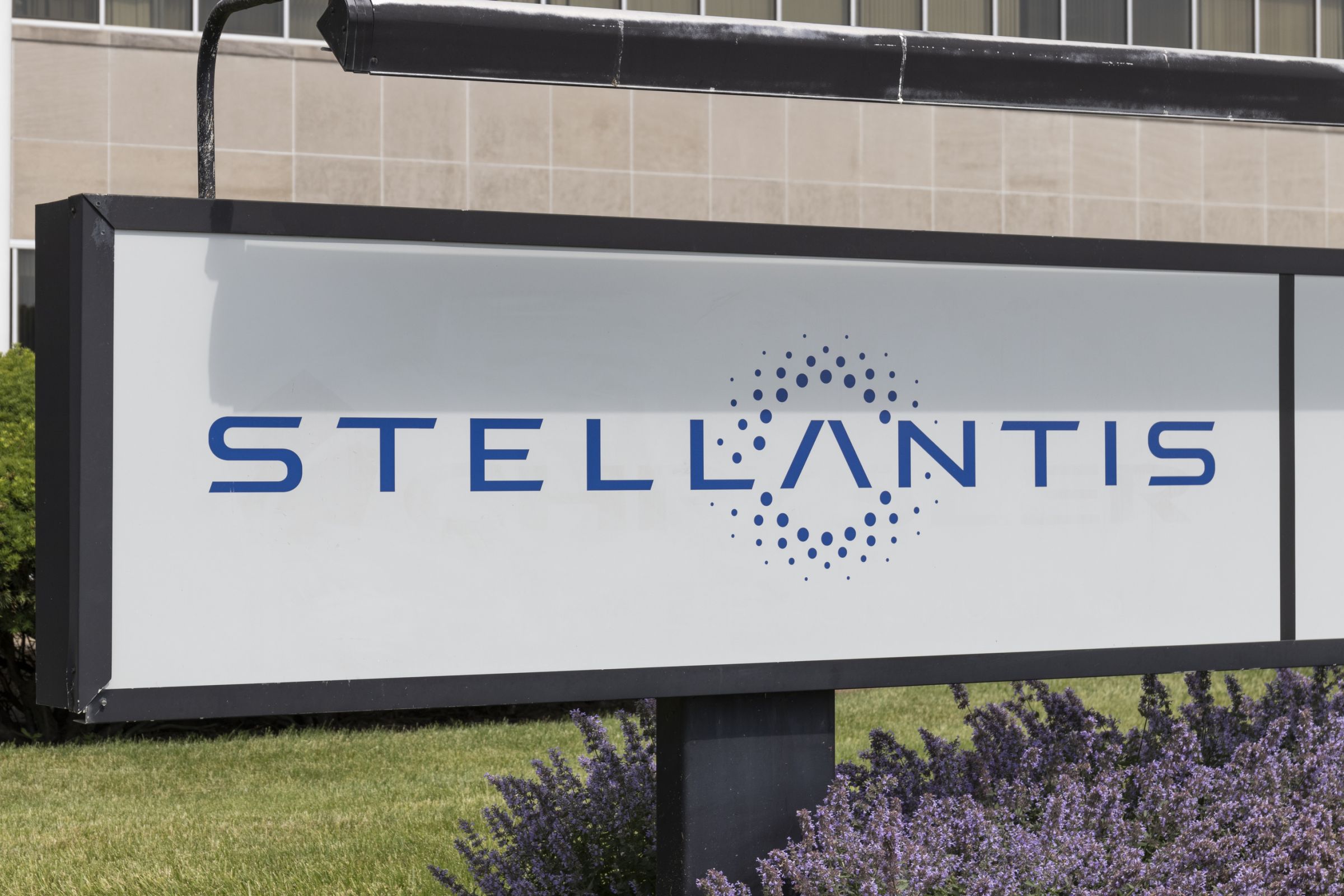 Gov. Pritzker Issues Statement on United Auto Worker’s Contract Deal with Stellantis Main Photo