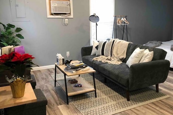 Airbnb Guesthouse in downtown Newton's Image