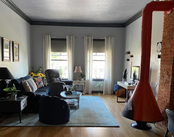 Airbnb Loft Apartment on the square in Newton's Logo