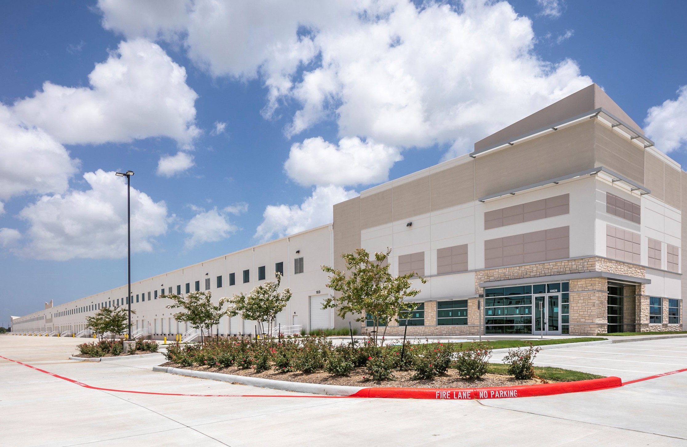 Dunavant Distribution Group leases 784,000 square feet at Bay Area Business Park in Pasadena, Texas Main Photo