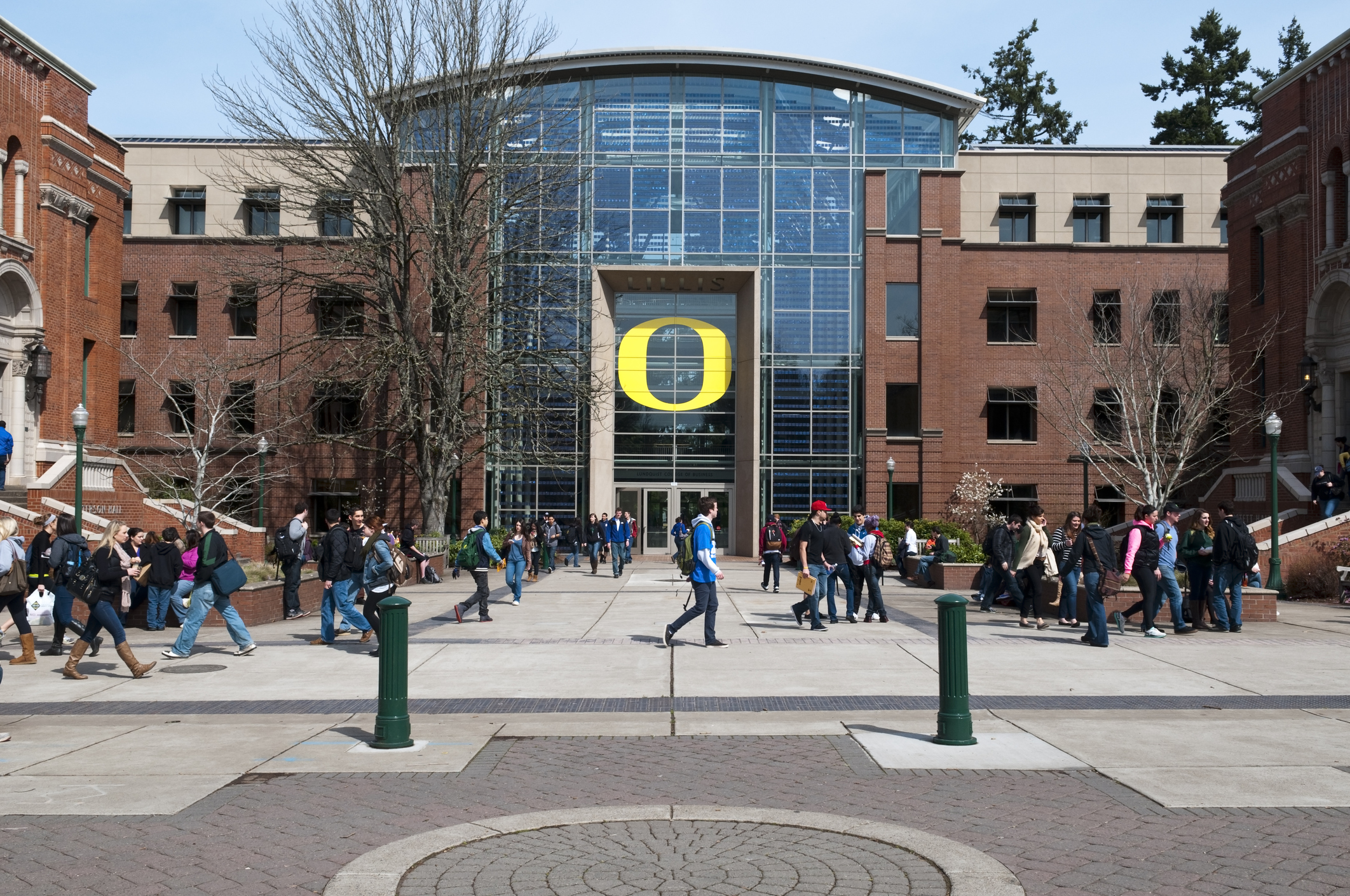 Students walk outside a University of Oregon academic building