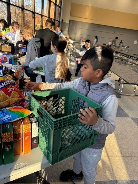 kids choosing food items