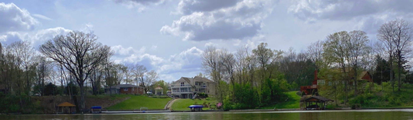 houses lakeside of lake lakengren