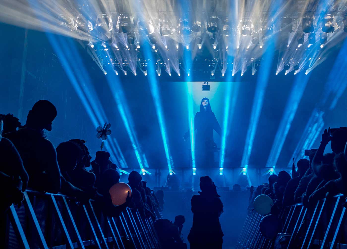 bonnaroo stage, artist, fans and blue lights