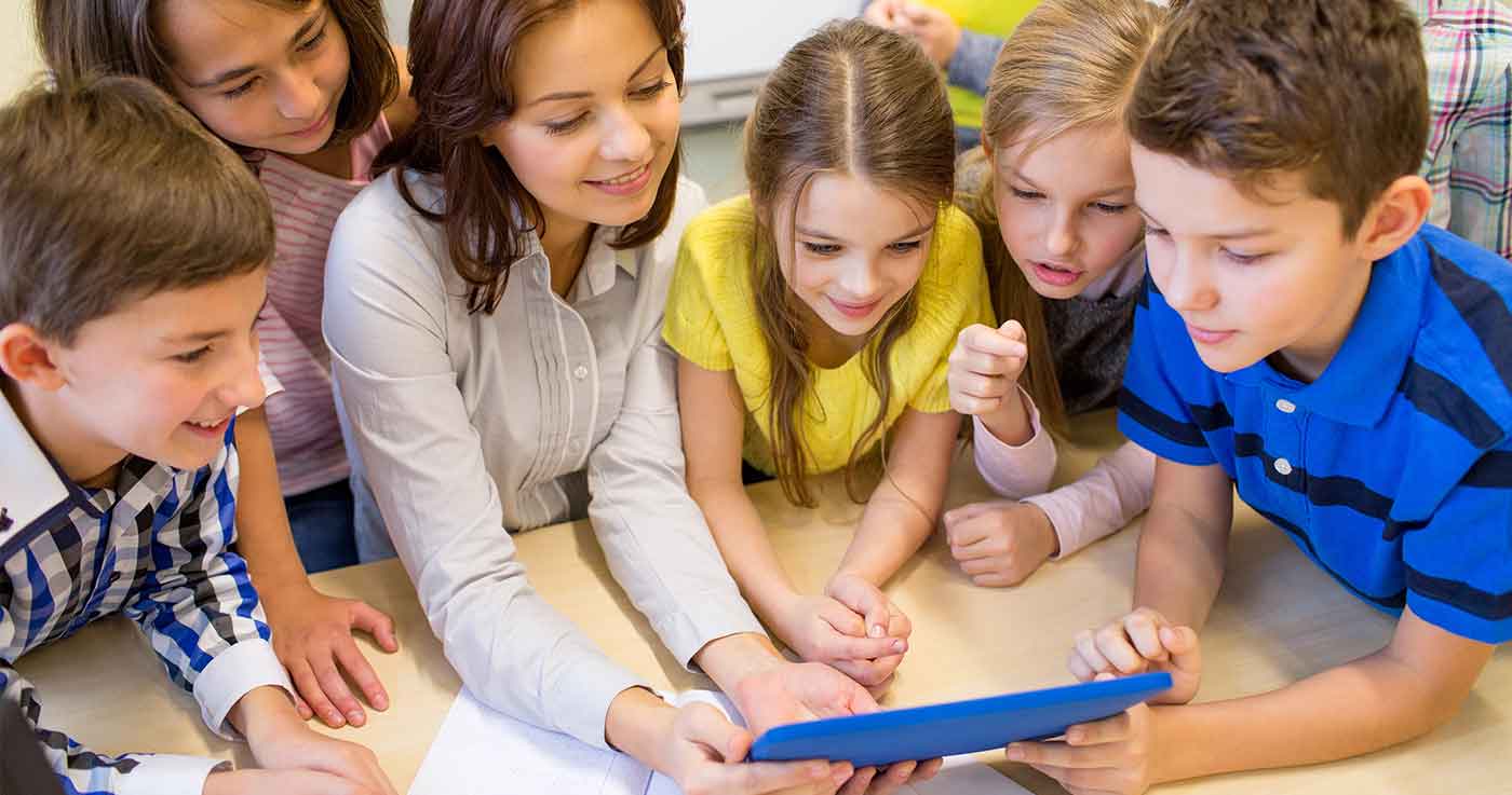 elementary students working together