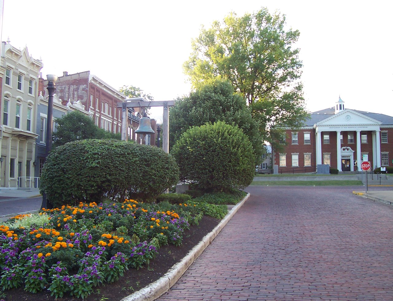 Downtown Mt. Sterling Courthouse. Town Square