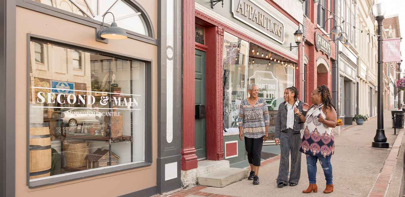 family talking and window shopping downtown richmond, ky