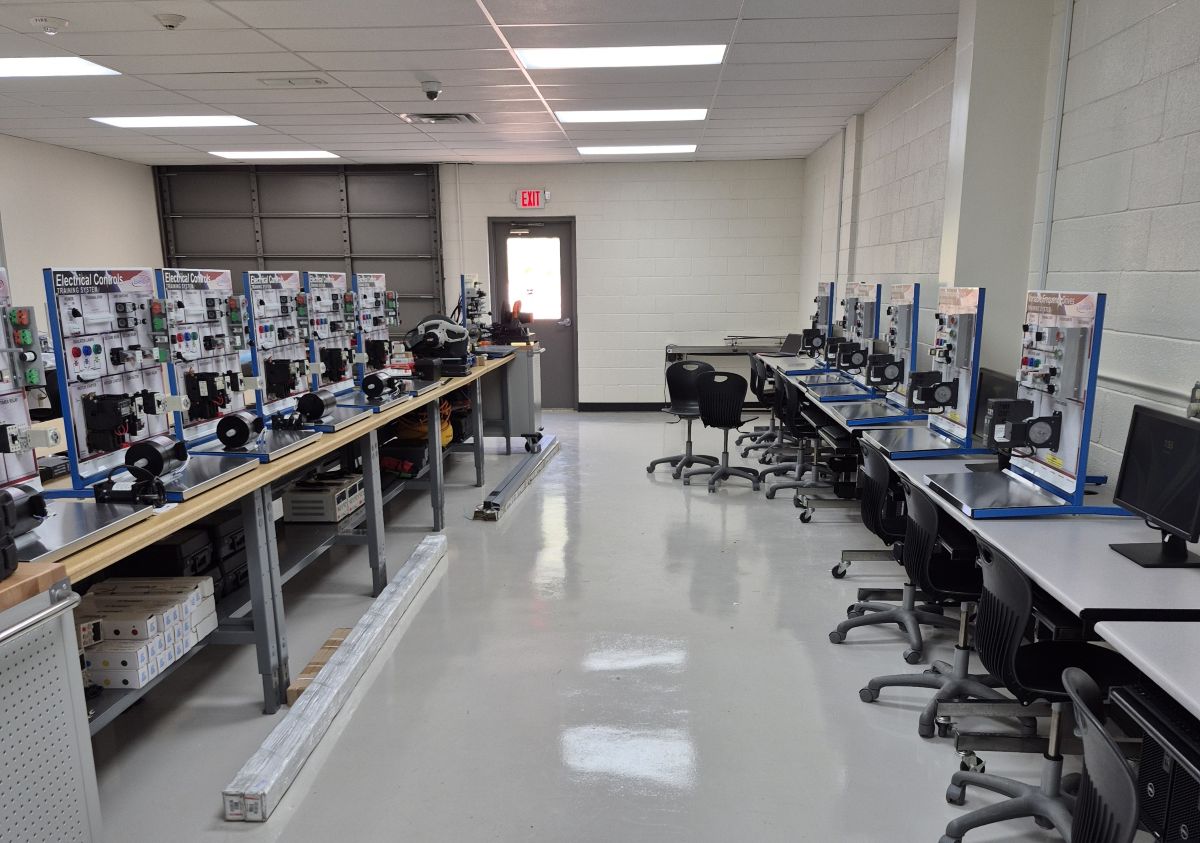 Bitcoin Mining Institute Employees Train and Work at the Same Time Main Photo