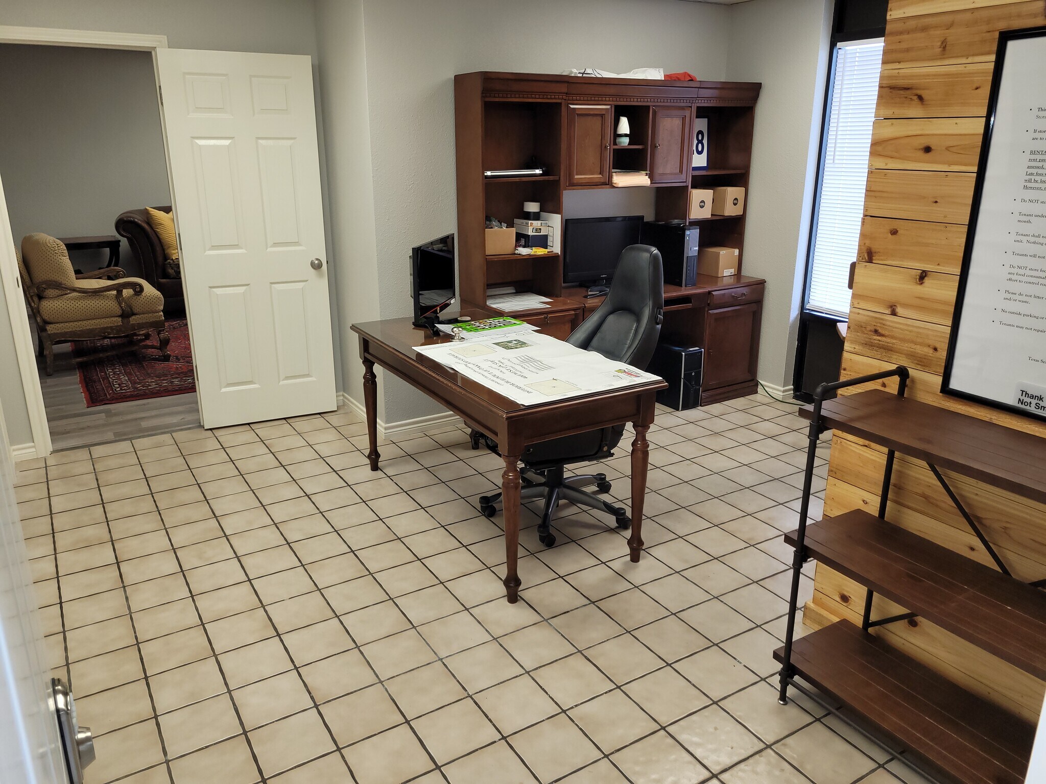 Main Photo For 4001 W Oak St - OFFICE