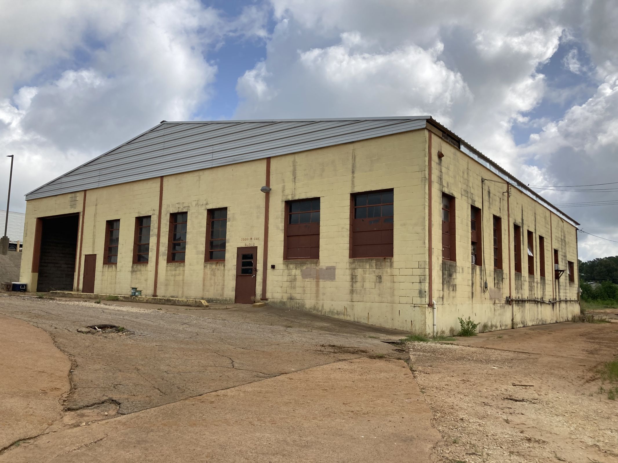 Main Photo For 2500 W. Oak St. - BUILDING