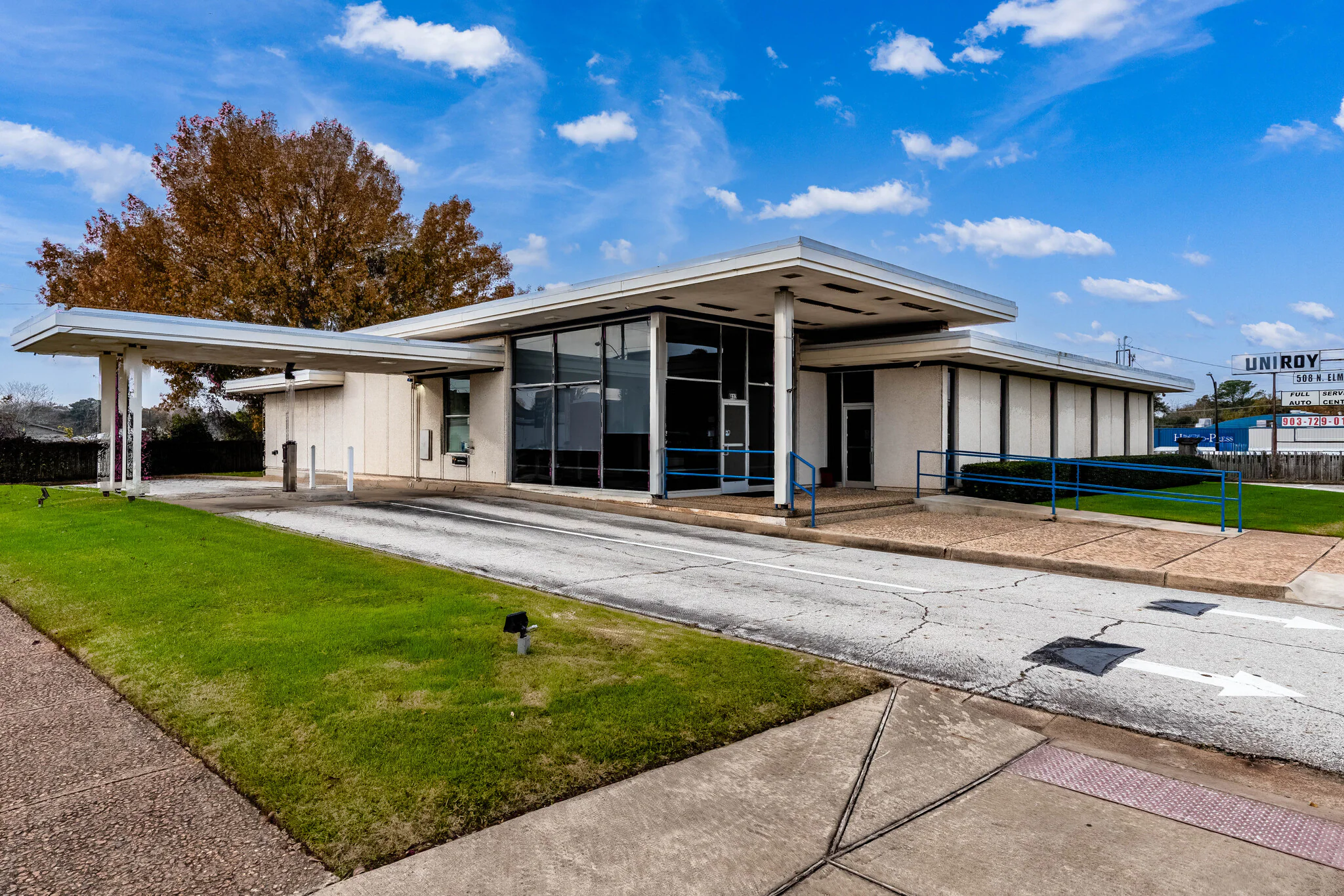 Main Photo For 412 E. Lacy St - BUILDING