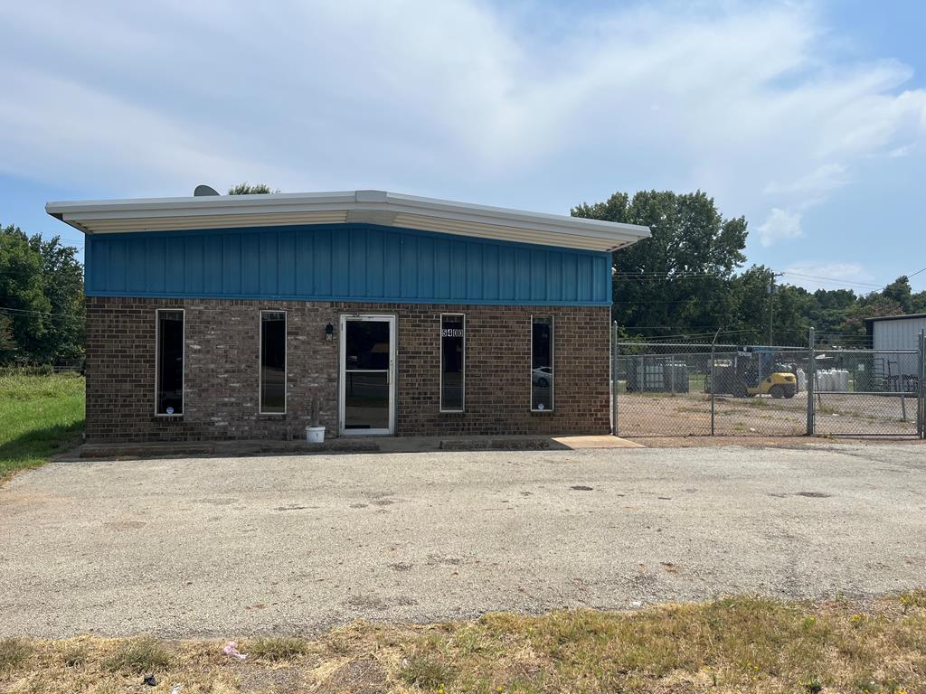 Main Photo For 5400 W Oak St - BUILDING